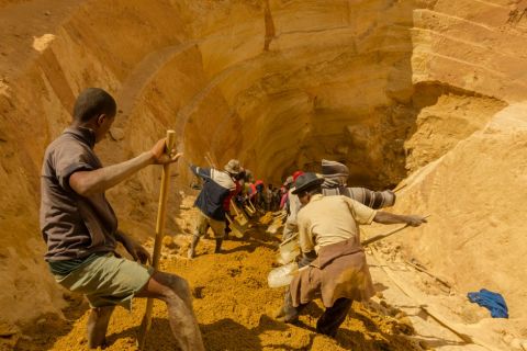 Man and Mining. Globale Extraktion und die Folgen für Mensch und Natur